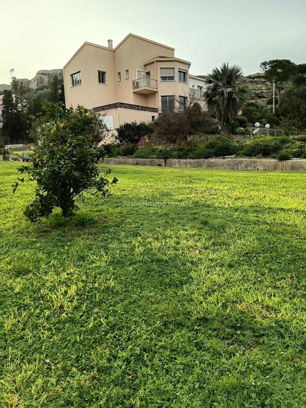 Maison - 318 m² - 9 pièces