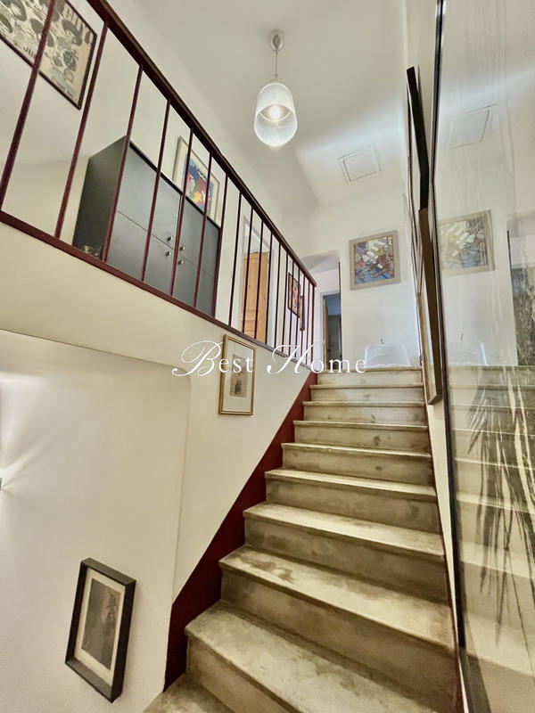 Maison - 230 m² - 9 pièces