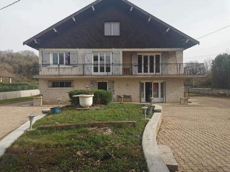 Maison - 225 m² - 9 pièces