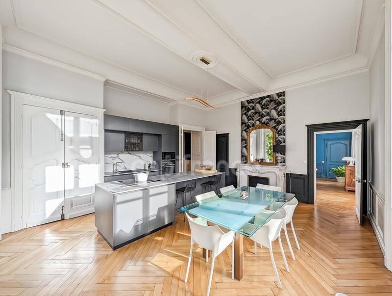 Appartement bourgeois - 161 m² - 5 pièces