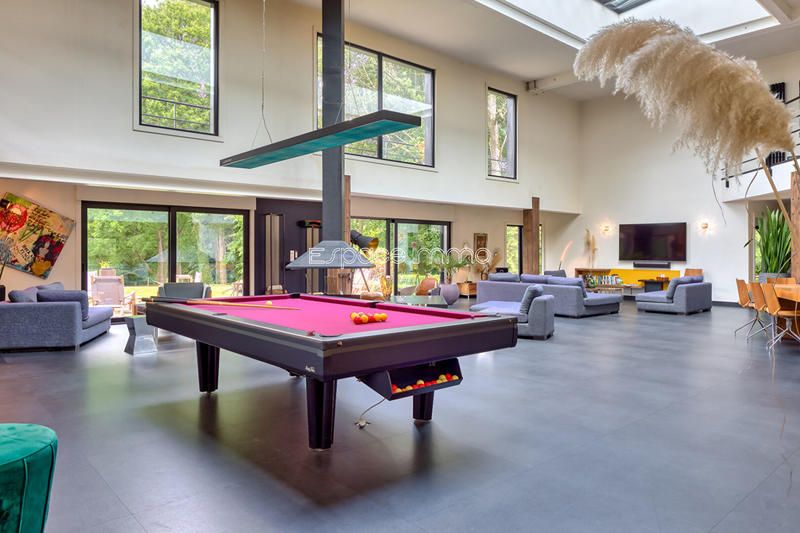 Maison - 630 m² - 8 pièces