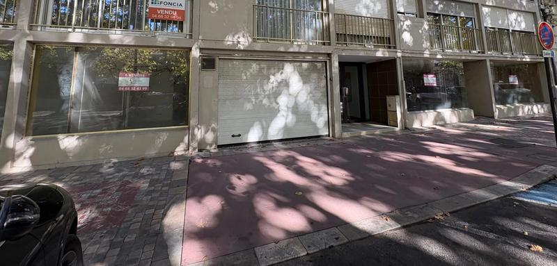 Local commercial - 350 m² - 4 pièces