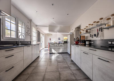 Maison - 328 m² - 9 pièces