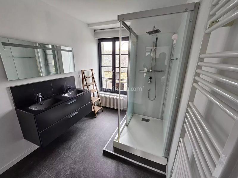 Maison - 225 m² - 9 pièces