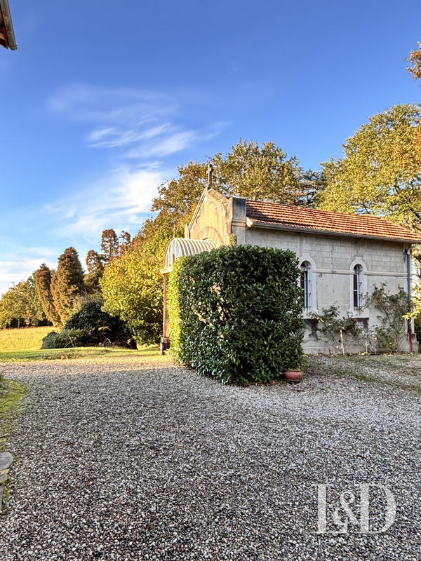 Maison ancienne - 420 m² - 12 pièces
