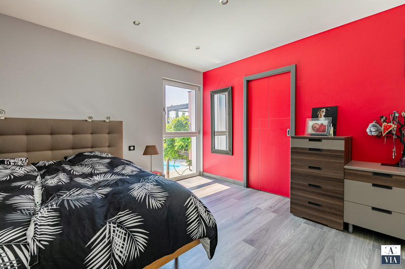 Maison - 235 m² - 8 pièces