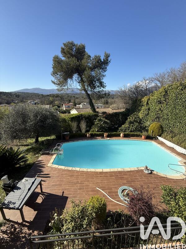 Maison - 240 m² - 8 pièces