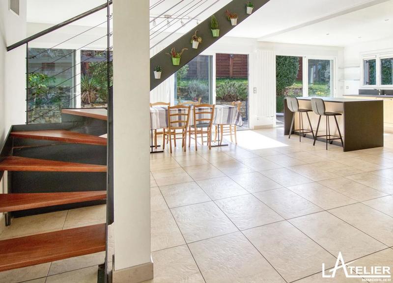 Maison - 169 m² - 9 pièces