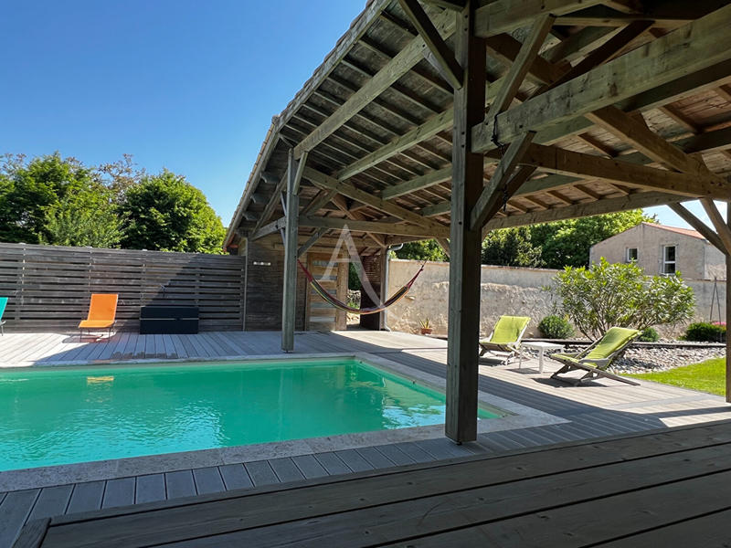 Maison - 330 m² - 8 pièces