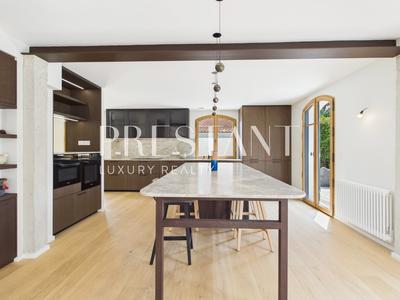 Maison - 231 m² - 7 pièces