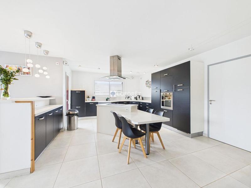 Propriété - 240 m² - 8 pièces