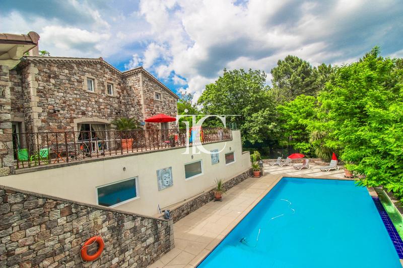 Maison - 241 m² - 8 pièces