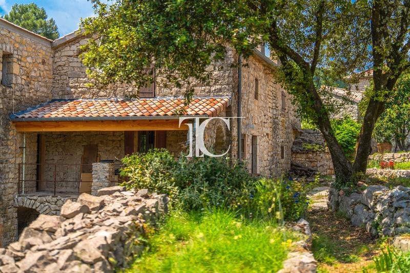 Maison - 305 m² - 14 pièces