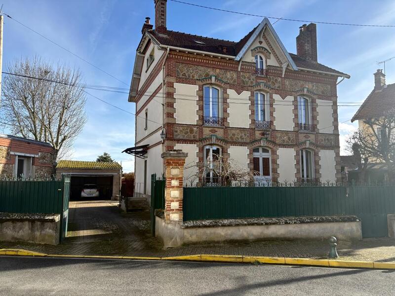 Maison - 202 m² - 9 pièces