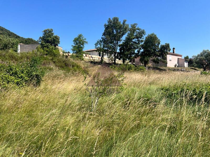 Terrain constructible - 817 m²