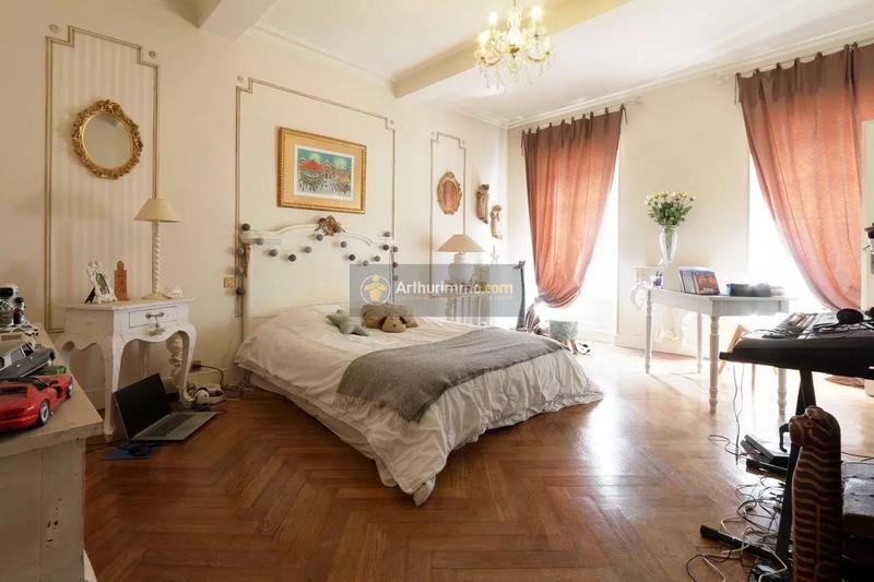 Maison - 600 m² - 15 pièces