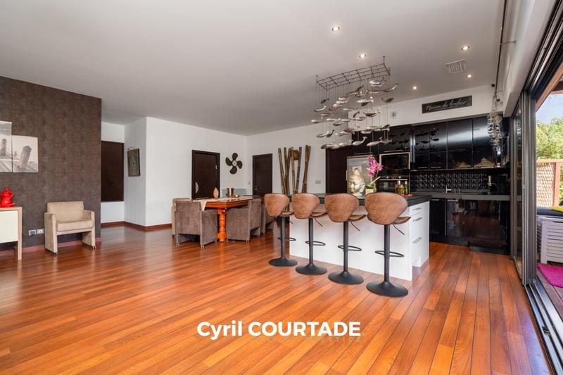 Maison - 222 m² - 7 pièces