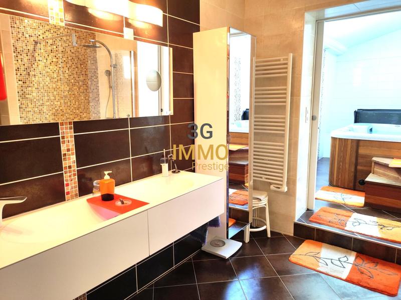 Maison - 238 m² - 8 pièces