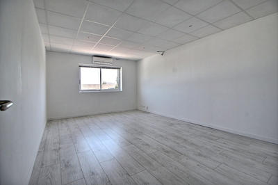 Local d'activité / Entrepôt - 132 m² - 6 pièces