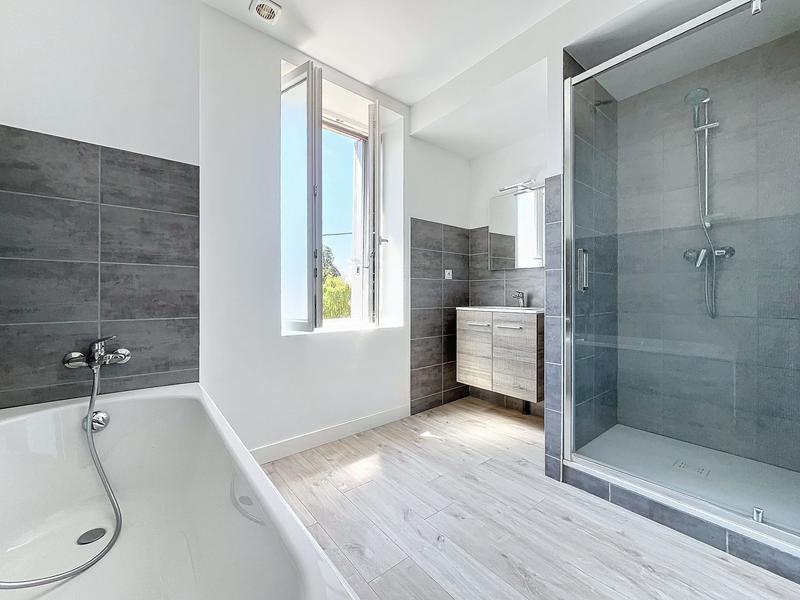 Maison - 230 m² - 8 pièces