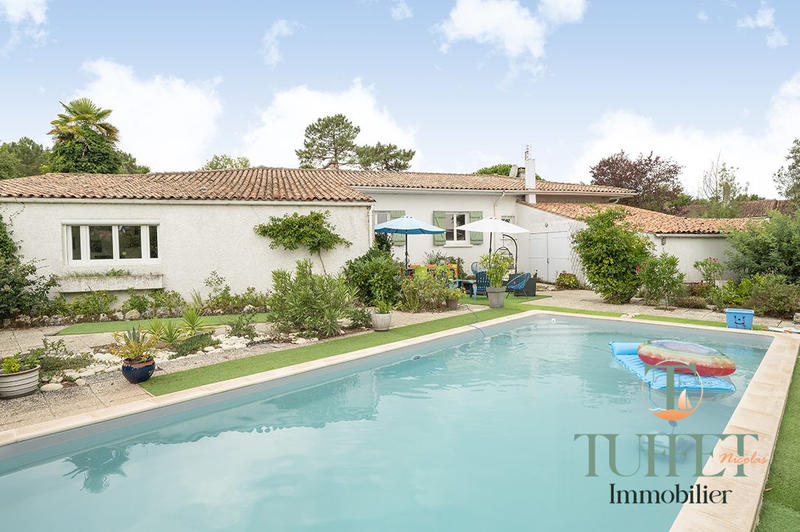 Maison - 220 m² - 9 pièces