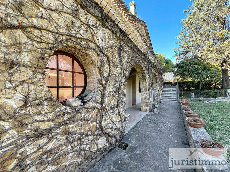 Maison - 220 m² - 9 pièces