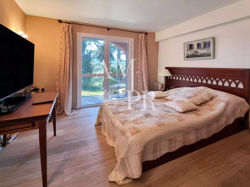 Villa - 300 m² - 7 pièces