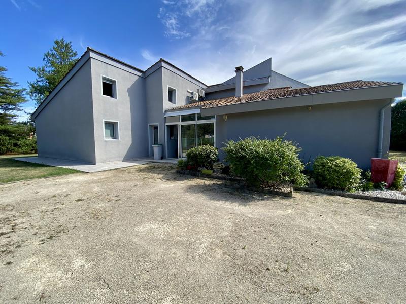 Maison contemporaine - 370 m² - 6 pièces
