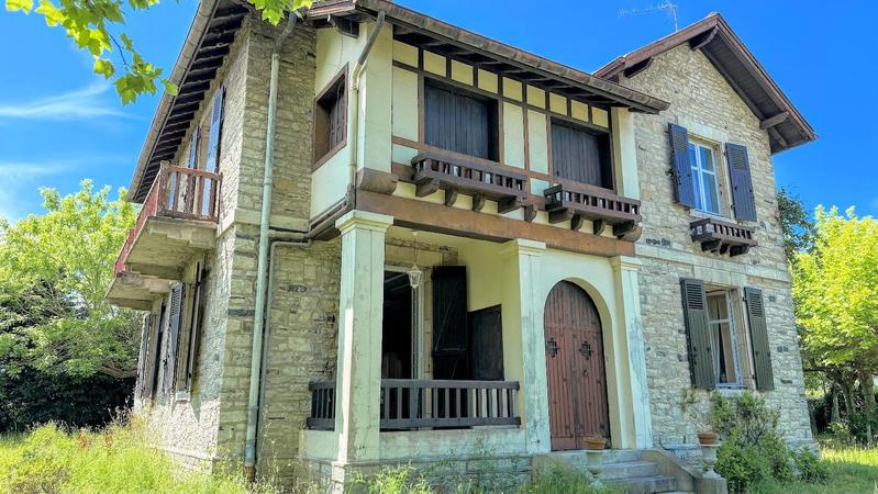 Propriété - 225 m² - 8 pièces