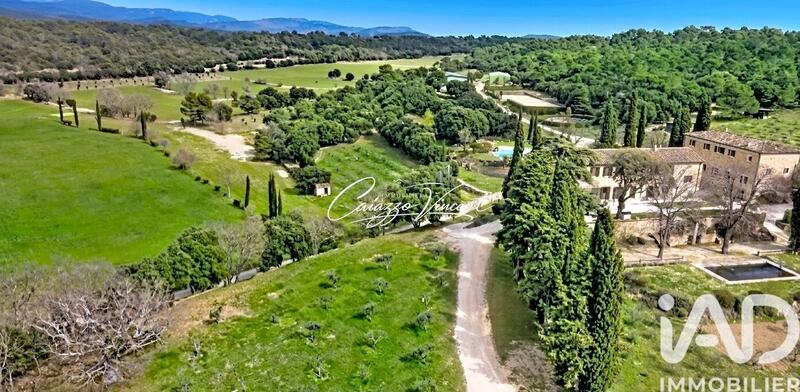 Maison - 1 950 m² - 20 pièces