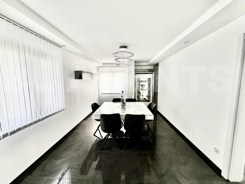 Maison - 221 m² - 7 pièces