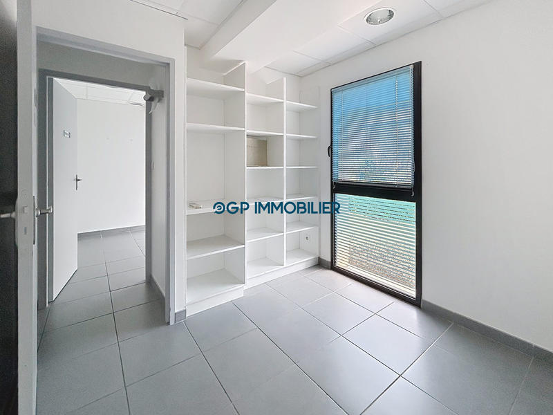 Local commercial - 207 m² - 15 pièces