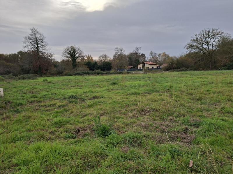 Terrain constructible - 823 m²
