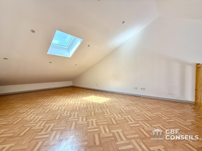 Maison - 270 m² - 9 pièces