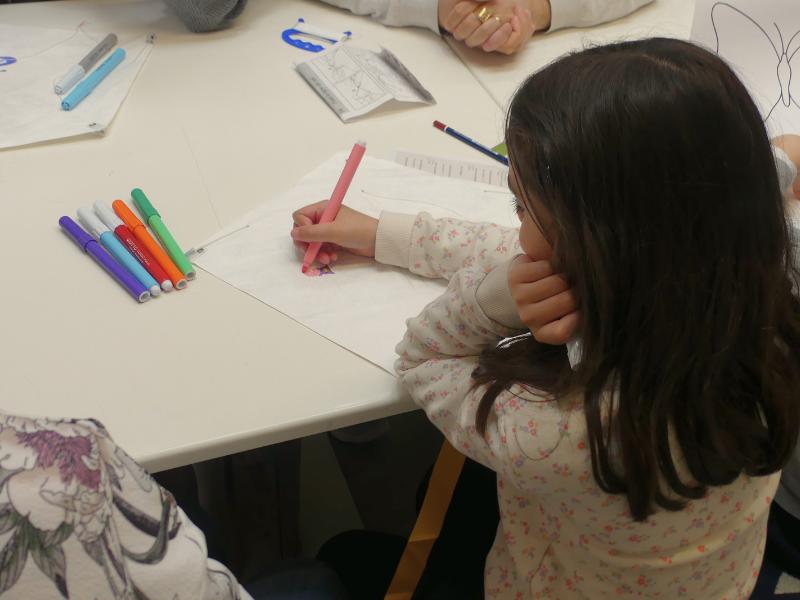 Confection d'un cerf-volant à Terres d'Oiseaux