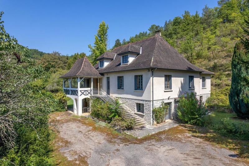 Maison - 307 m² - 11 pièces