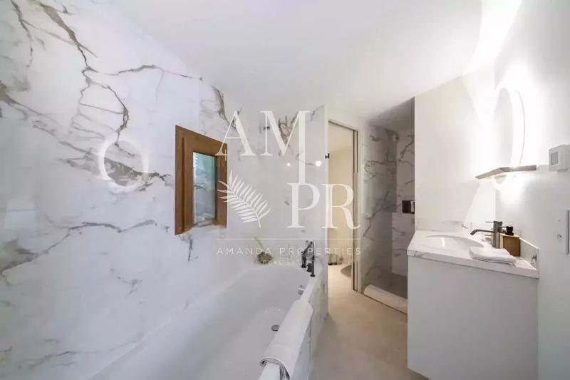 Maison - 300 m² - 8 pièces