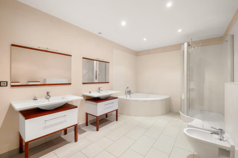 Maison - 337 m² - 5 pièces