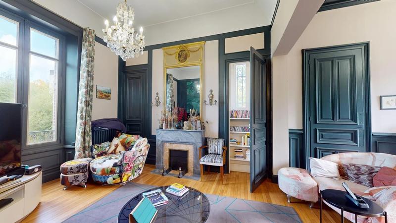 Maison - 252 m² - 9 pièces