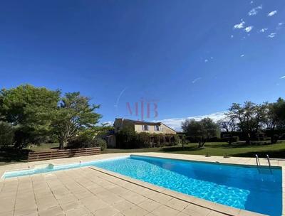 Propriété - 370 m² - 26 pièces