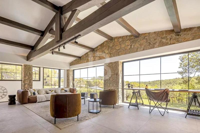 Mas - 300 m² - 7 pièces