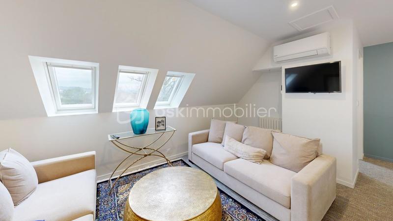 Maison - 213 m² - 8 pièces