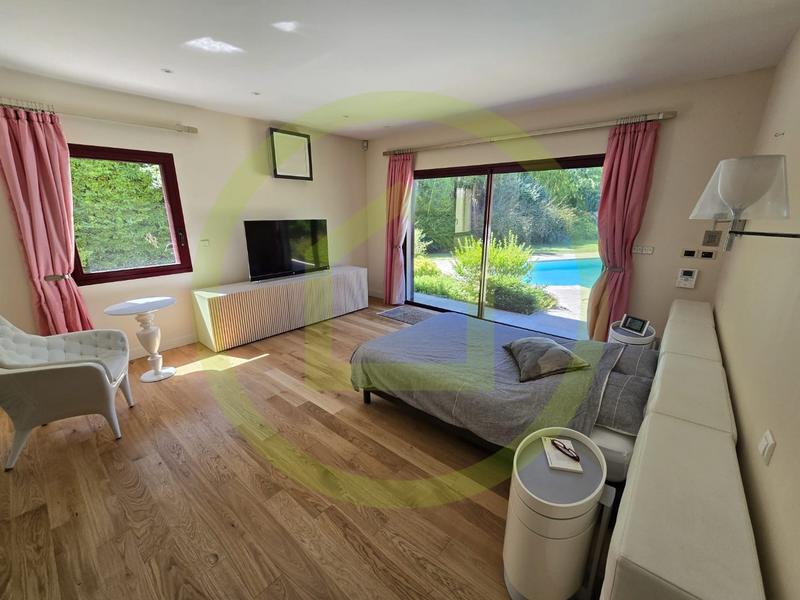 Maison - 260 m² - 6 pièces