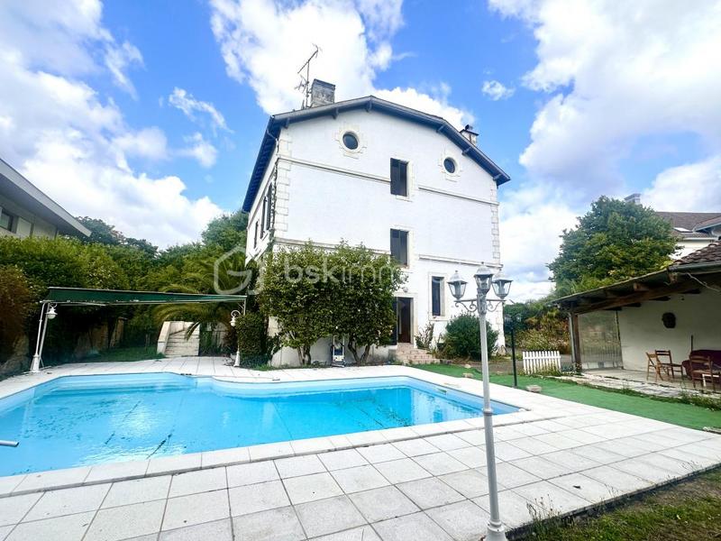 Demeure - 298 m² - 12 pièces