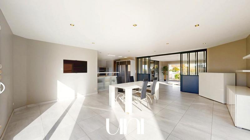 Maison - 235 m² - 8 pièces