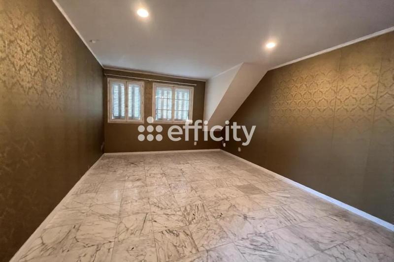 Maison - 250 m² - 11 pièces