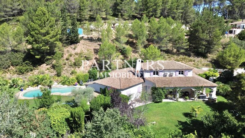 Maison - 240 m² - 9 pièces