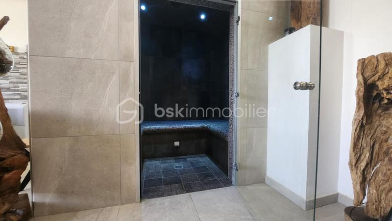 Propriété - 236 m² - 9 pièces