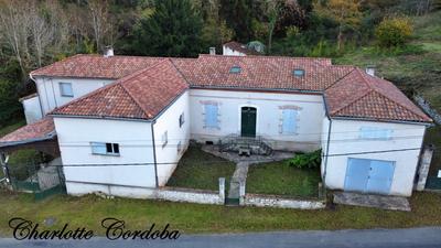 Maison - 478 m² - 16 pièces