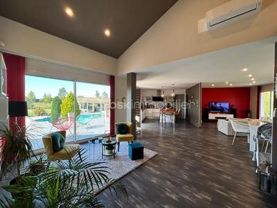 Maison traditionnelle - 201 m² - 7 pièces